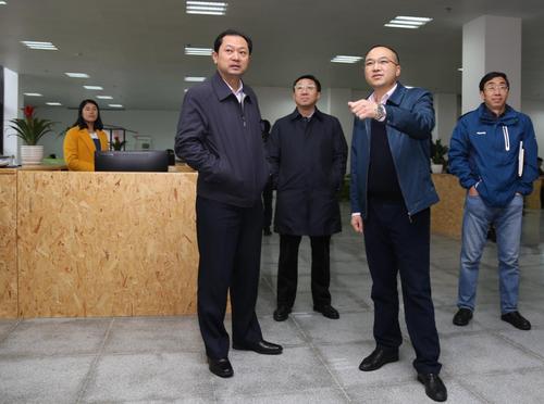 校领导石培新书记调研思源众创空间.jpg